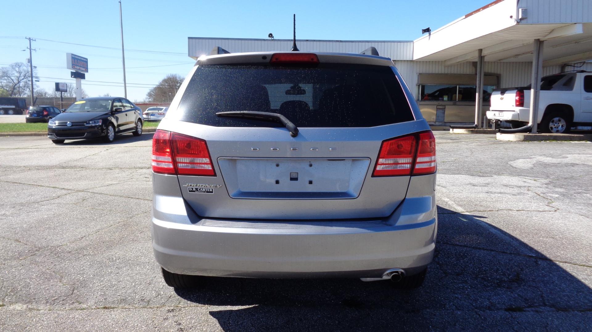 2018 SILVER /Black Dodge Journey SE (3C4PDCAB7JT) with an 2.4L L4 DOHC 16V engine, Automatic transmission, located at 2812 White Horse Road, Greenville, SC, 29611, (864) 269-1711, 34.808655, -82.434776 - 2.4 LITER 4 CYLINDER ENGINE,17 INCH ALLOY WHEELS,ANTI LOCK BRAKES,ANTI THEFT SYSTEM,2 ZONE A/C CLIMATE CONTROL,TILT/REACH STEERING,DUAL AIRBAGS,FRONT/SIDE REAR AIRBAGS,BODY COLOR BUMPERS AND DOOR HANDLES,CRUISE CONTROL,AUTOMATIC HEADLIGHTS,USB/AUX OUTLET,VANITY MIRRORS,TRACTION CONTROL,POWER MIRRORS - Photo#4